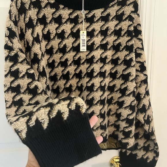NWT Max Studio Black and Cream Houndstooth Sweater - Picture 4 of 6